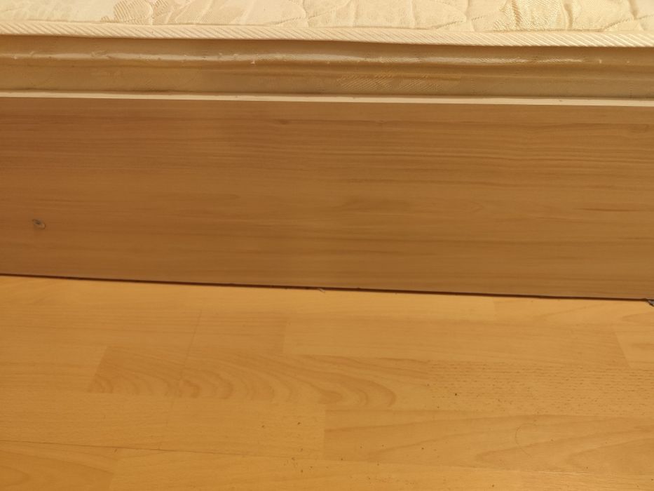 Продавам спалня с матрак и механизъм за повдигане.