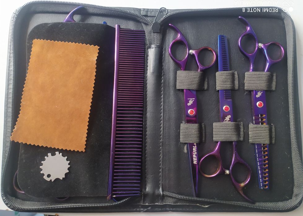 Набор ножниц для стрижки.