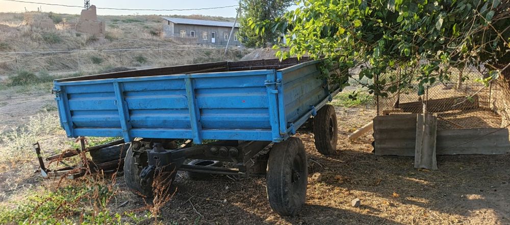 Traktor prsebi sotiladi