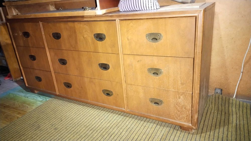 Кровать, комод и экиперовка