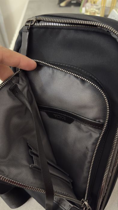 Продам слинг сумку Tumi