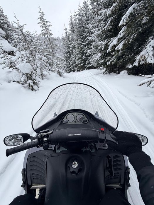 Snowmobil yamaha venture Nou