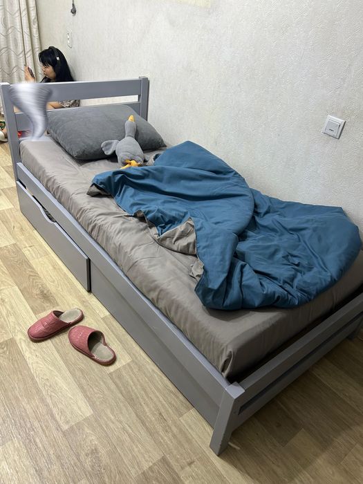 кровать с матрасом