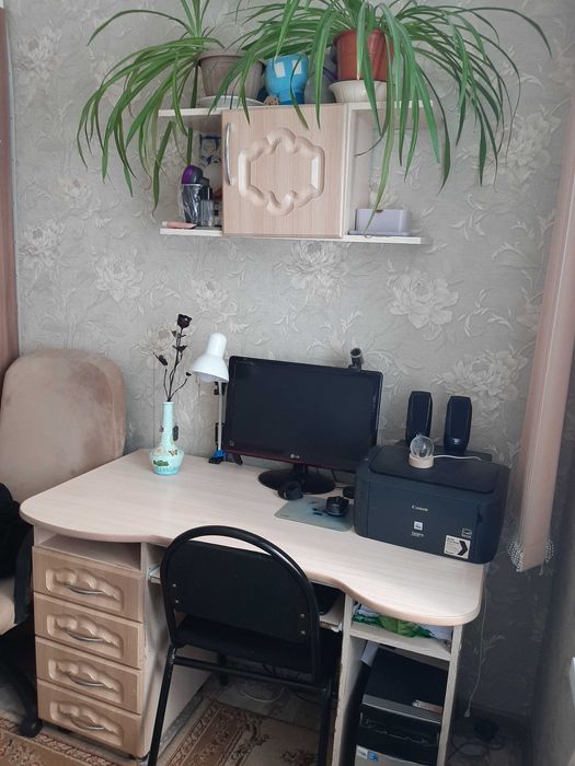 Продам компьютерный стол и полку