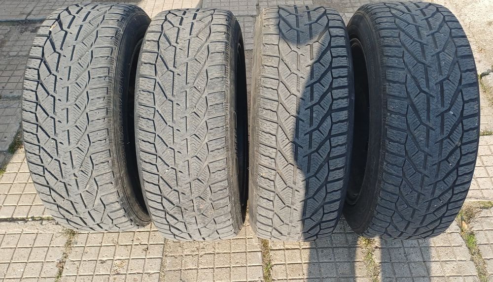 ЗИМНИ  гуми 17цола 225/50 .САМО ЛИЧНО ПРЕДАВАНЕ