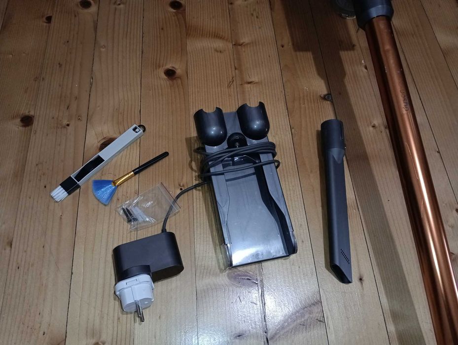 Отлична прахосмукачка Dyson V10 с добра батерия и аксесоари