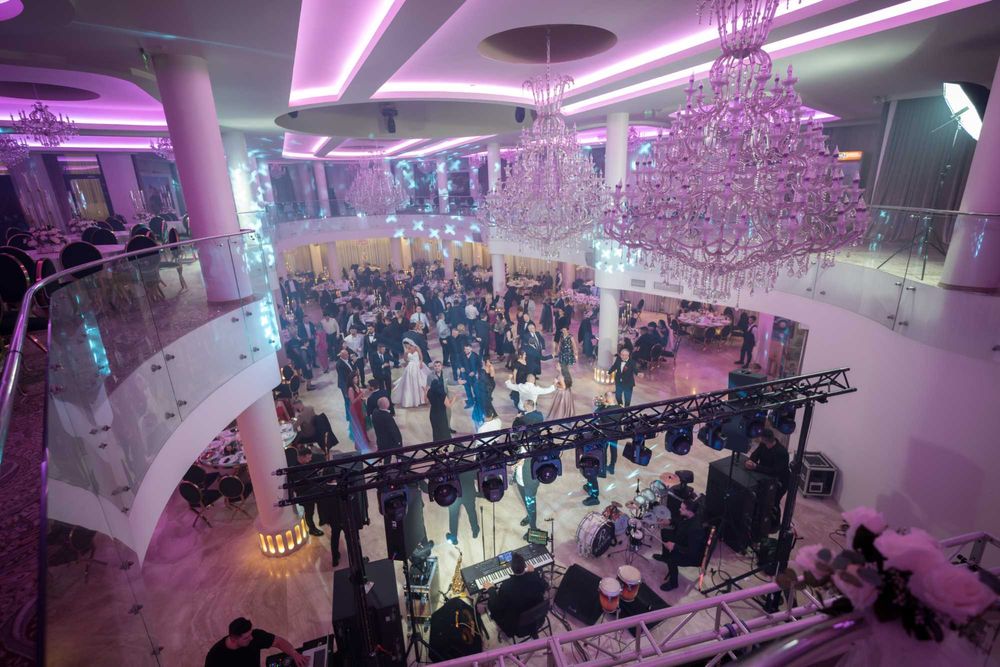 DJ,soliști muzică live,Foto-Video,spectacol de lumini,fum și baloane!