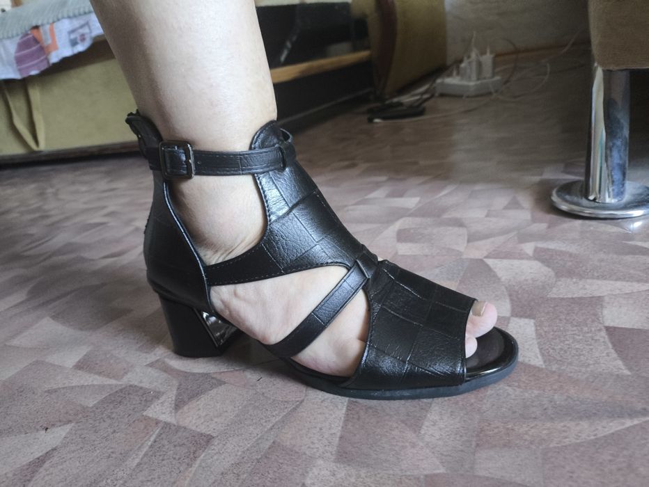 Продам босоножки и туфли