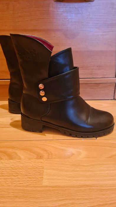 Срочно продам ботинки