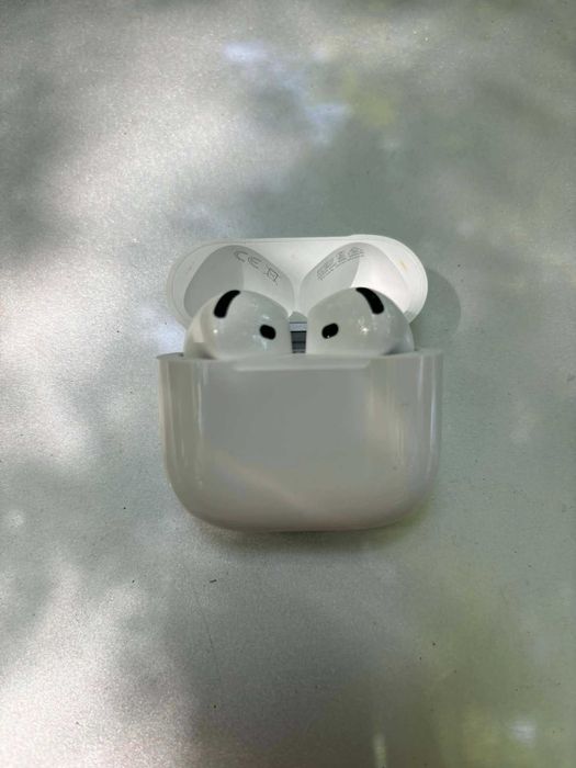 Apple AirPods 4 с активно шумопотискане (ANC)