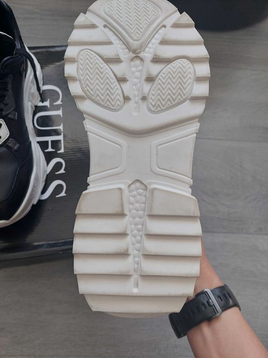 Sneakers Guess,o singura purtare
