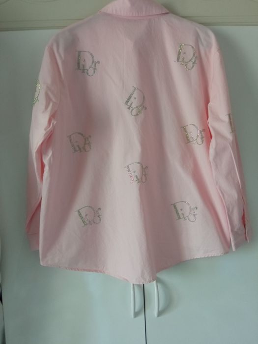 Rubashkalar sotiladi