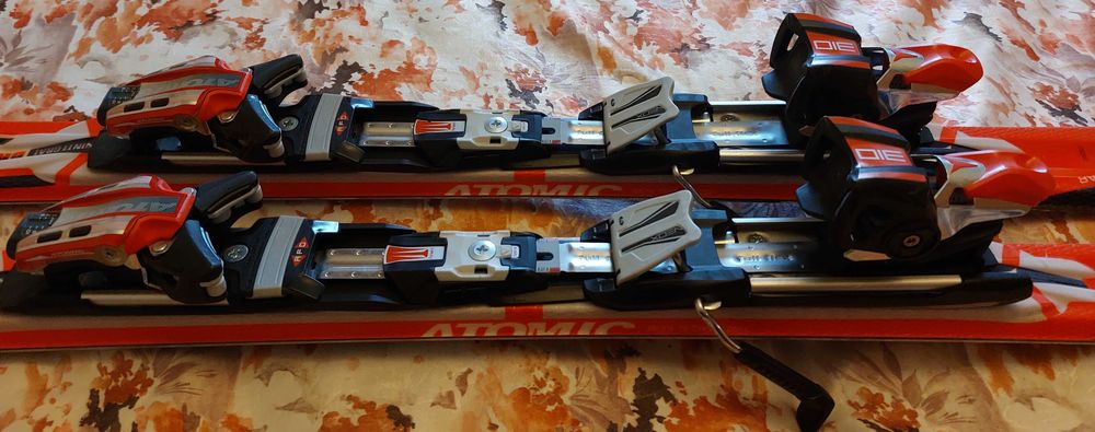 Schiuri adulti ski alpin: ATOMIC RACE10 DualTorsionBar; Head XRC400i