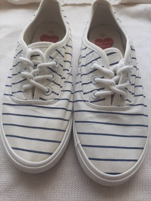 Продам белые и чёрные кеды