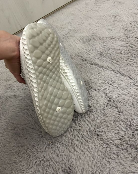 нови бели маратонки