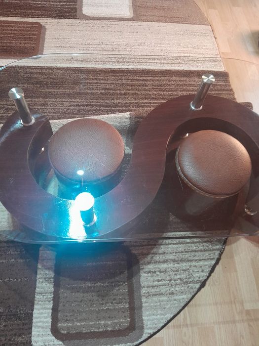 Vând mobila de sufragerie cu doua fotolii si o măsuță in stare foarte!