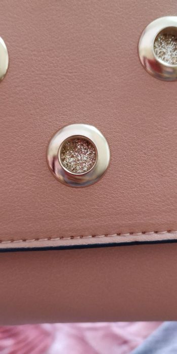 Клатч светно коричневый, подойдет на выход, внутри два кармана и замок