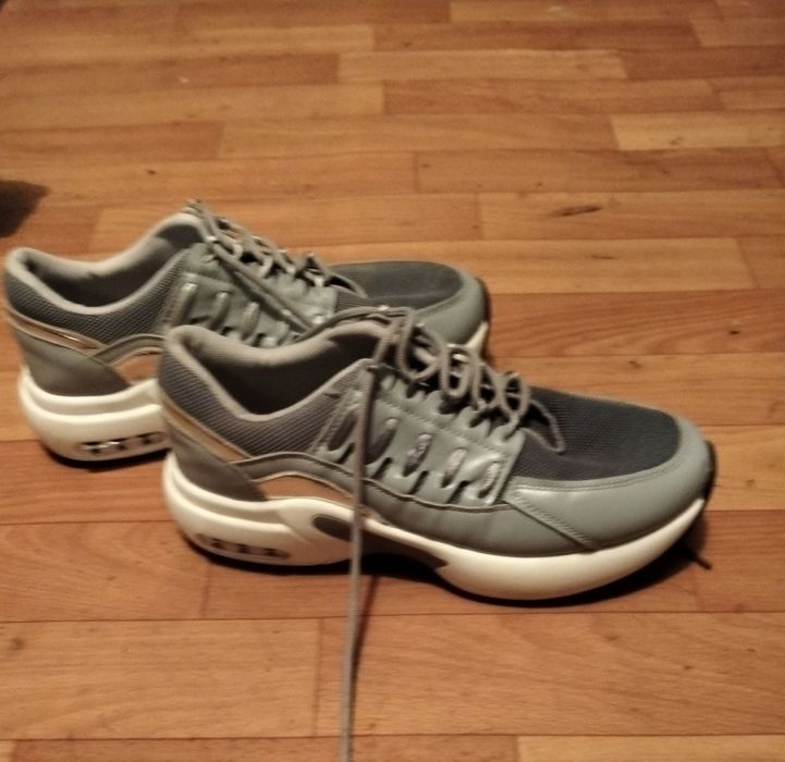 Продам кросовки женские.