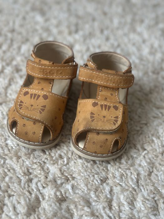 Продам детскую обувь