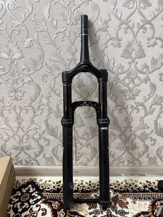 Воздушная вилка Rockshox Lyrik Ultimate