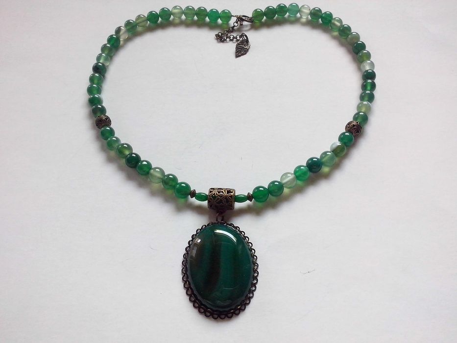 colier cu pandantiv mare din agate verzi