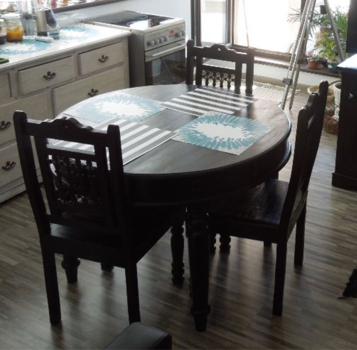 Masa clasica lemn masiv Mobexpert cu 4 scaune lemn masiv si fier