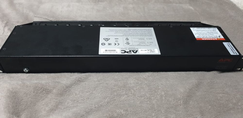 Unitate de distributie a energiei - PDU APC AP7920B, Switched, 8 prize