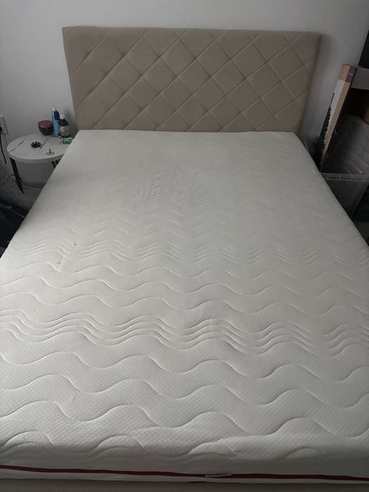 Pat tapitat 140x200 cu somiera rabatabila si saltea inclusa- ca nou