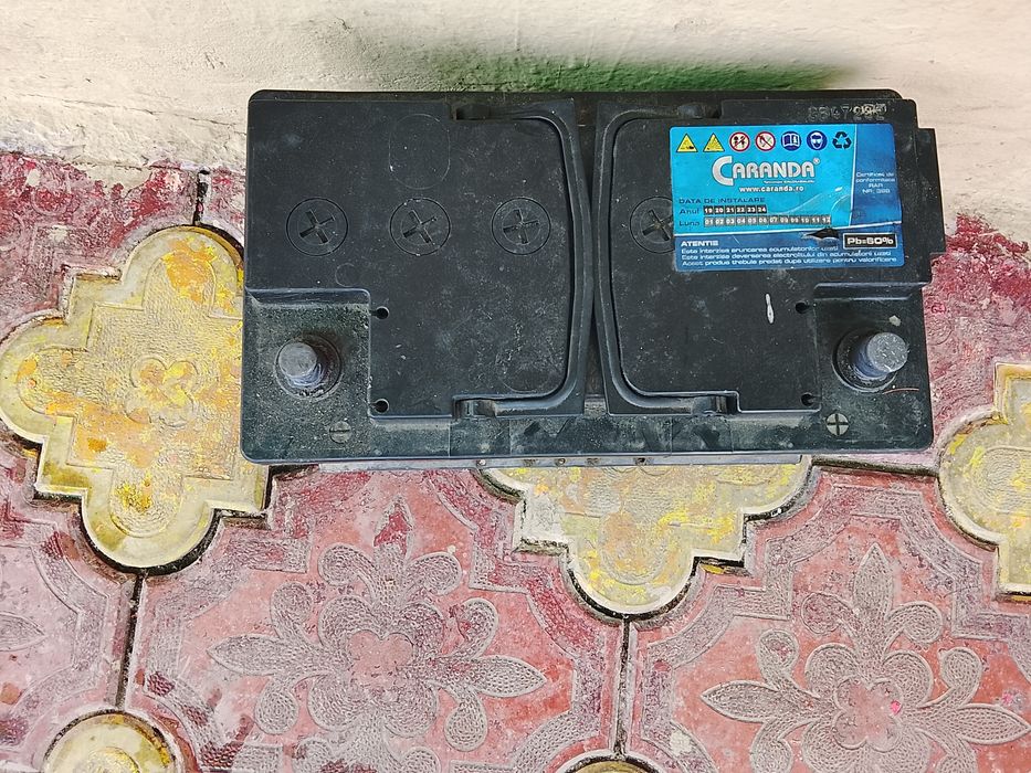 Vând bateria în stare bună