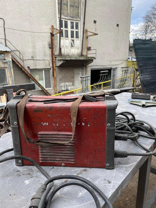 Продавам инверторен електрожен STRUNA