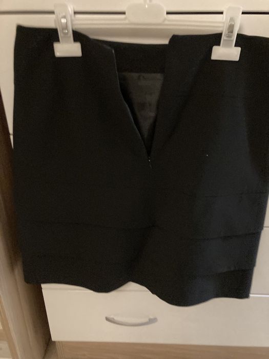 Прекрасна къса черна пола размер 38