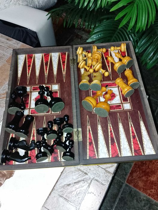 Шах-табла48/48 с дървени фигури от орех и габър,количка ферари