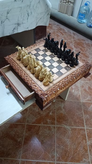Шахматный ларец с фигурами.