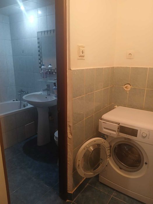 Închiriez apartament cu 2 camere