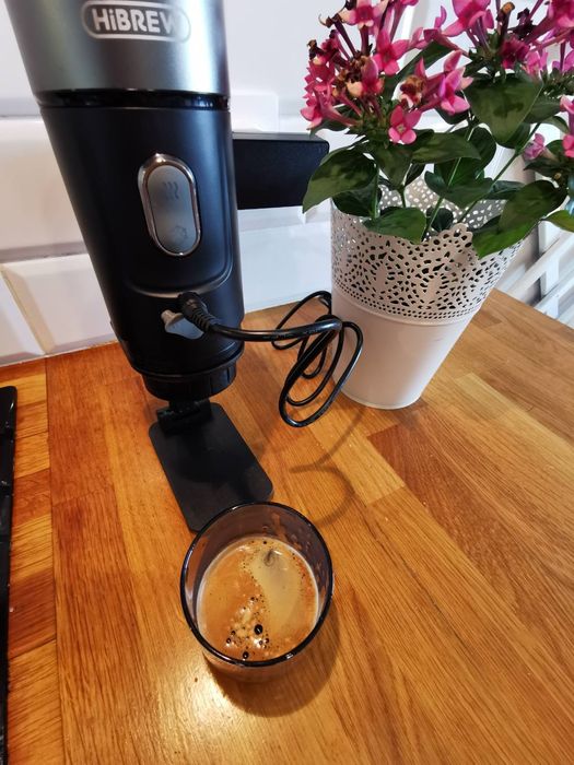 Продавам преносима кафе машина 12/220v Hibrew