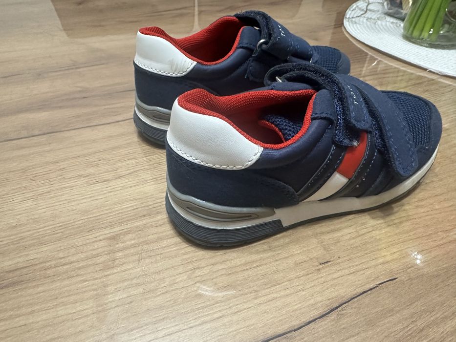 Продавам обувки  Tommy Hilfiger