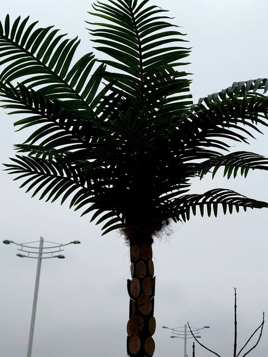 Искусственные цветы и деревья.