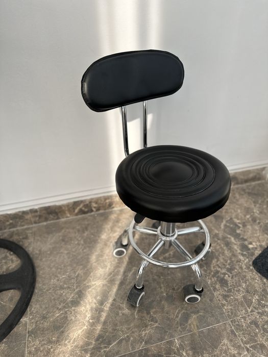 Стул на колесиках