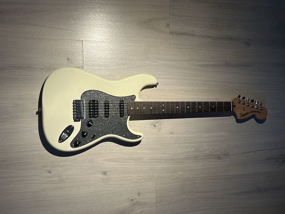Squier FSR Affinity Series™ Stratocaster® HSS Olympic White