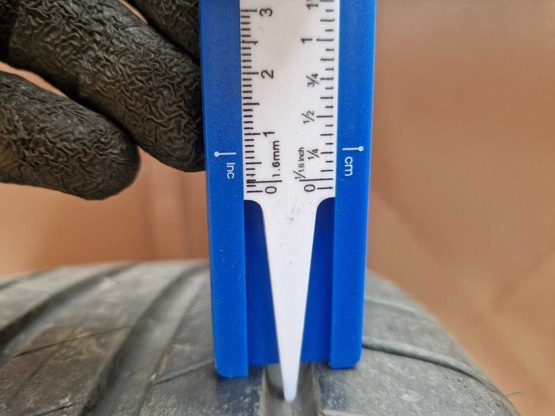 2 anvelope de vara Bridgestone R17 225/55 DOT0523