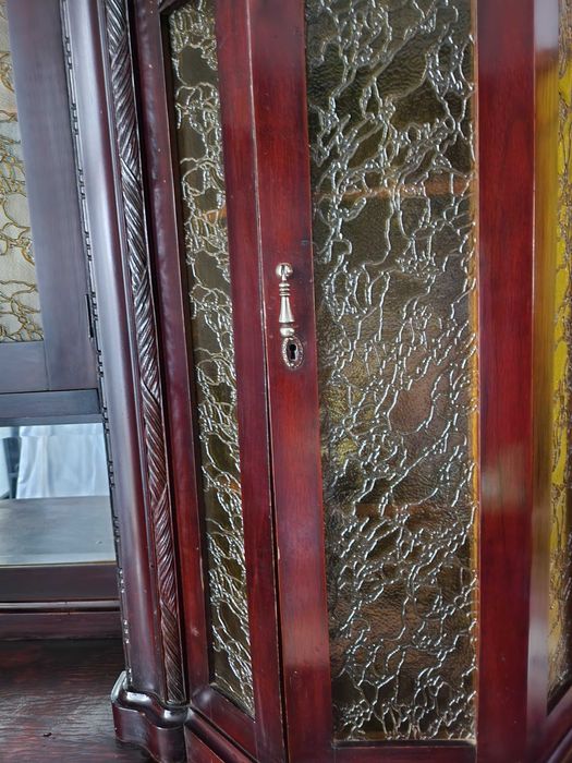 Бюфет, старинен от масивна дървесина.