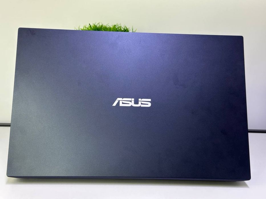 ASUs ExpertBook |core i3