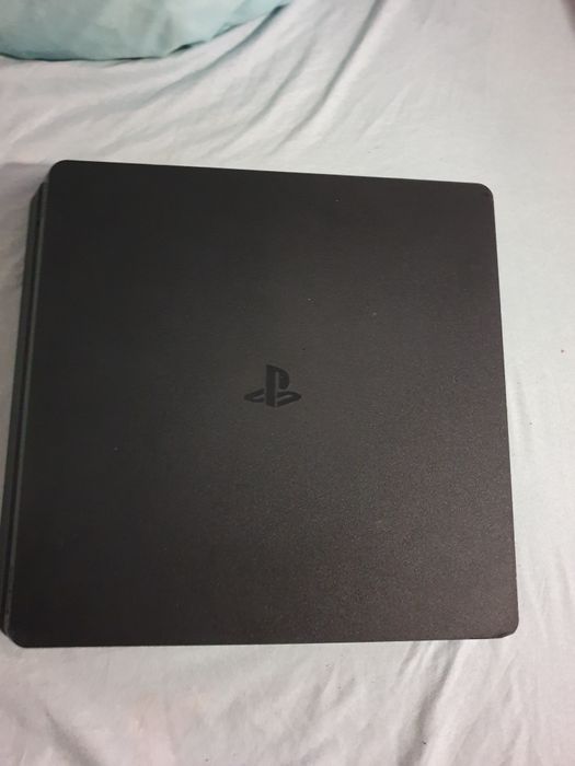 PS4   Slim  • Full box + 2  Manete