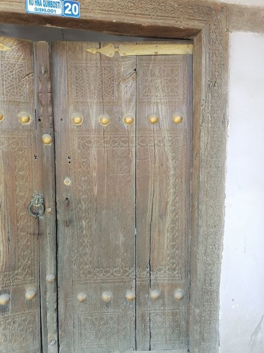 Кадимий дарвоза сотилади