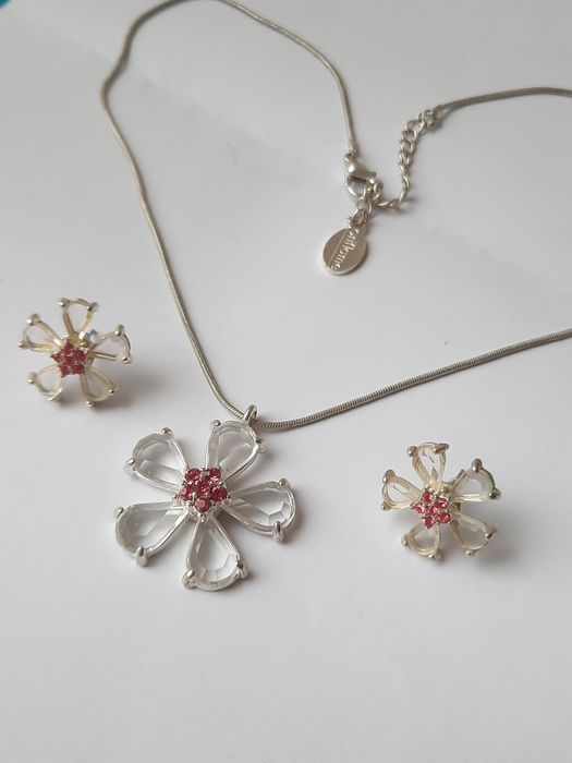 Колие с обеци Oriflame/медальон/комплект/висулка цвете/кръст/с камъни