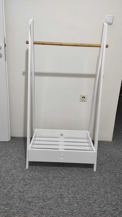 Детска закачалка от MDF и дърво с един рафт