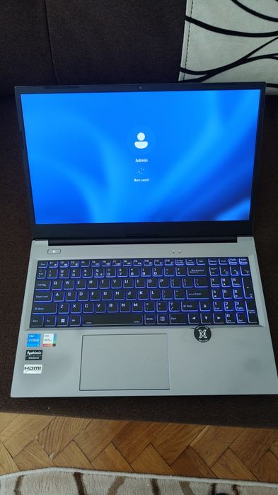 Laptop Clevo/ i5 gen 11 / 8 GB RAM / ssd 128 GB plus hdd 500 GB/