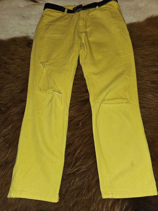 Vand blugi galbeni cu curea din piele M/L