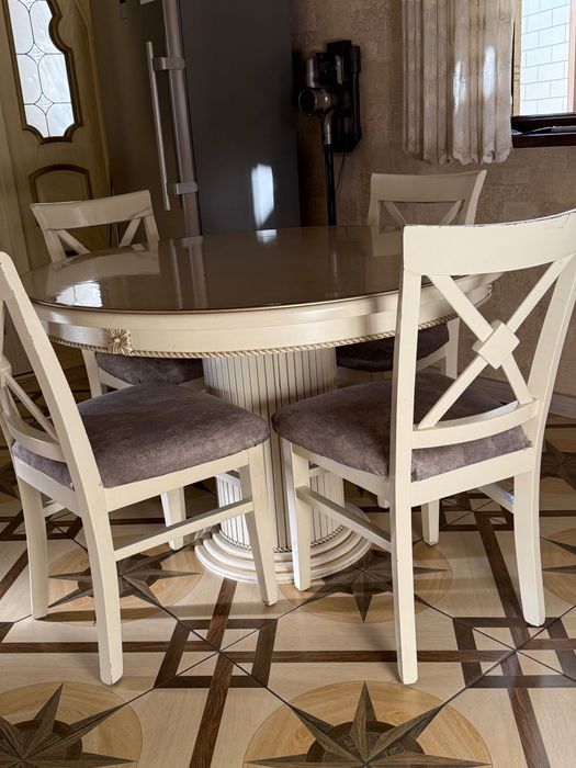 Круглый Стол и стулья(4шт)