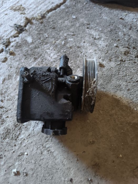 Pompa servo direcție sprinter 2.2 an 2002.